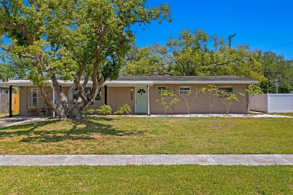 4735 W WALLACE AVENUE TAMPA, FL 33611