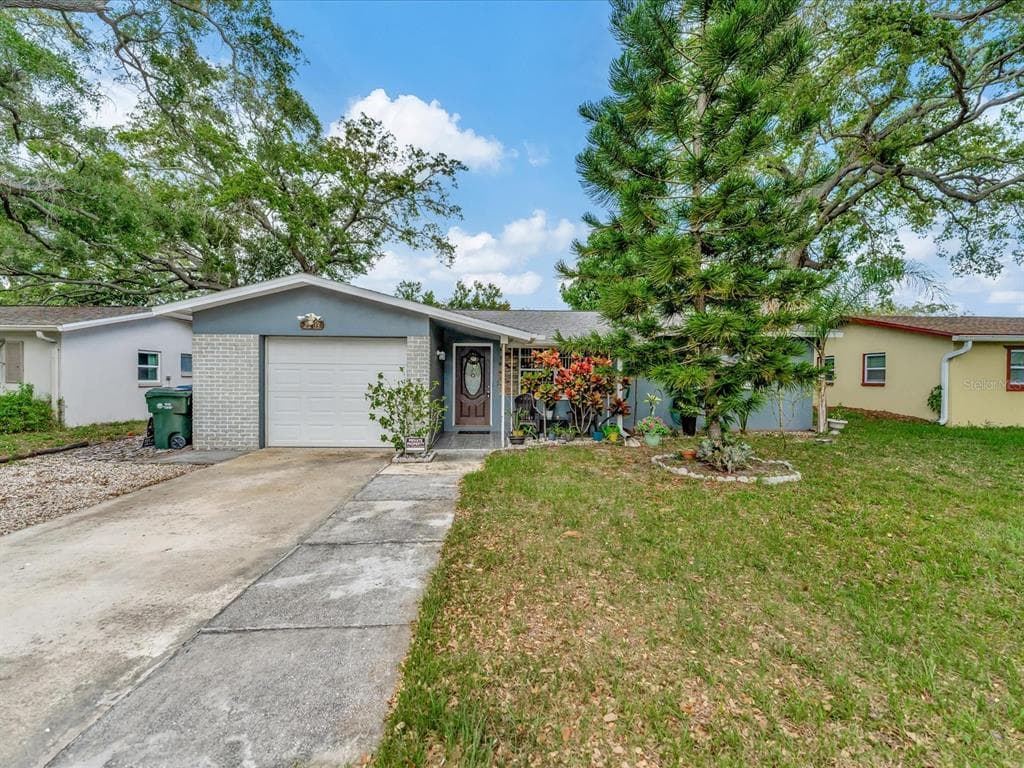 2203 GLADYS STREET LARGO, FL 33774