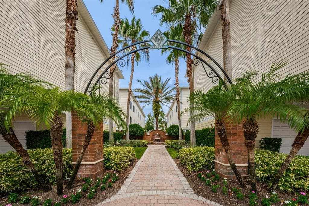 9725 MEADOW FIELD CIRCLE TAMPA, FL 33626