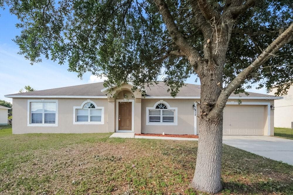 812 HAZEL GROVE COURT KISSIMMEE, FL 34758