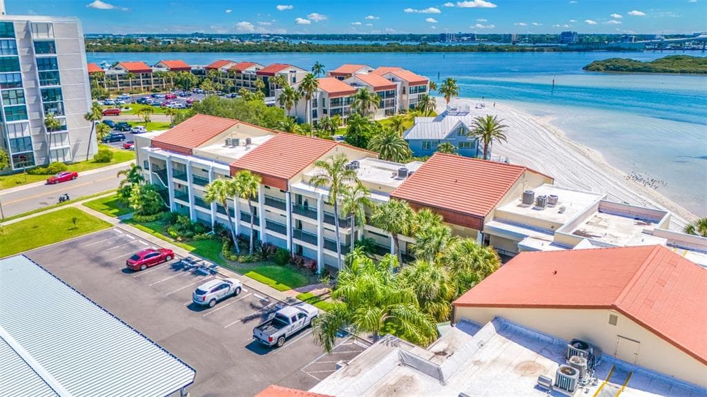 865 S GULFVIEW BOULEVARD UNIT 207 CLEARWATER BEACH, FL 33767