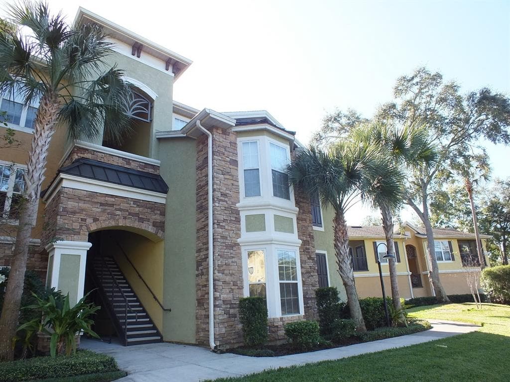 10106 COURTNEY OAKS CIRCLE UNIT 104 TAMPA, FL 33619