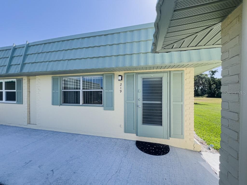 102 CAMBRIDGE TRAIL UNIT 219 SUN CITY CENTER, FL 33573