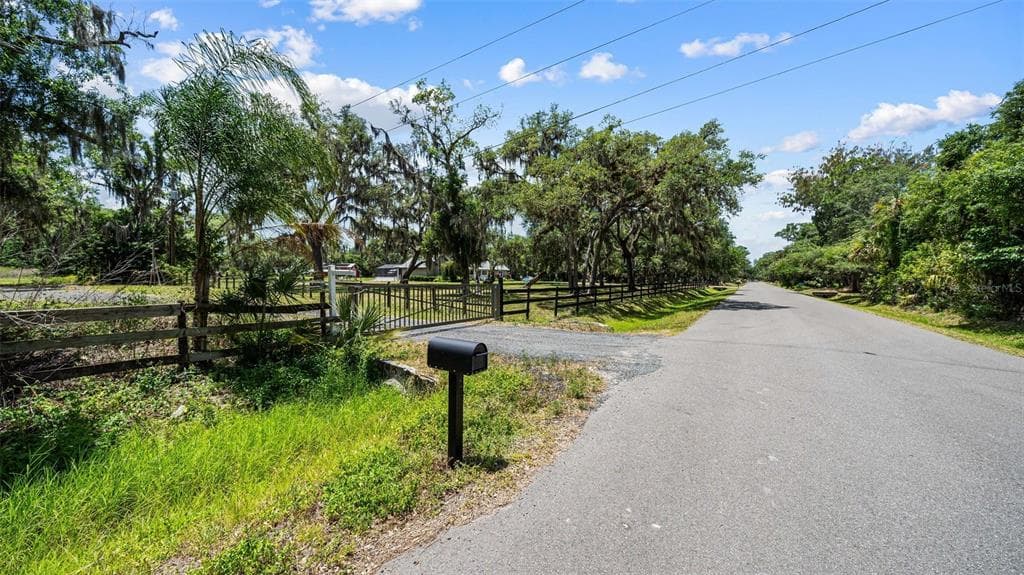 6902 24TH AVENUE E BRADENTON, FL 34208