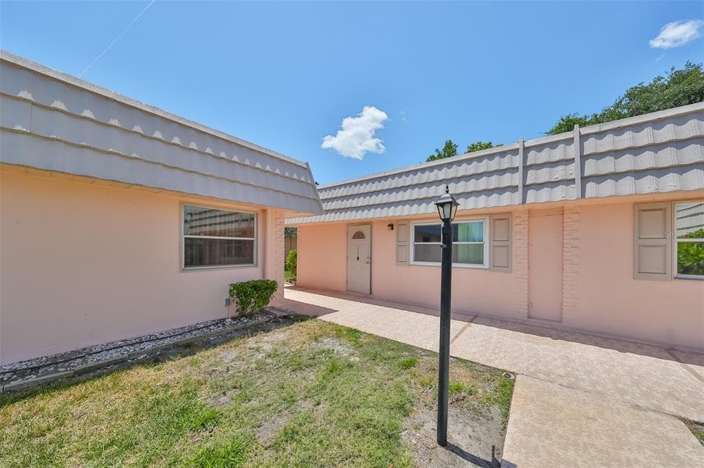 201 BEDFORD TRAIL UNIT 124 SUN CITY CENTER, FL 33573