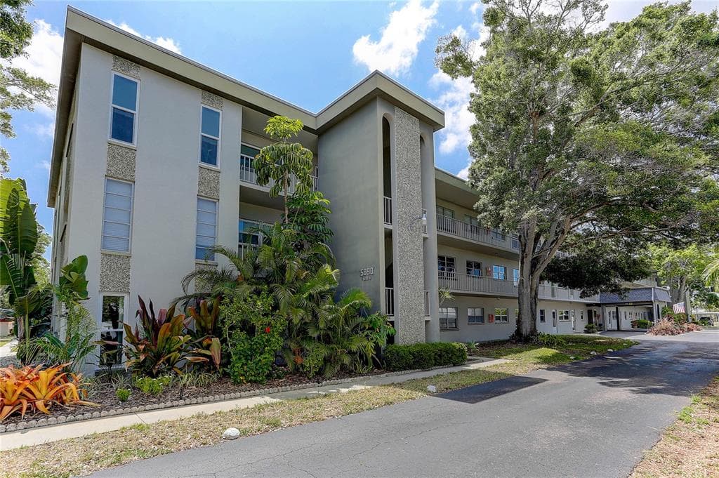 5890 38TH AVENUE N UNIT 106 ST PETERSBURG, FL 33710