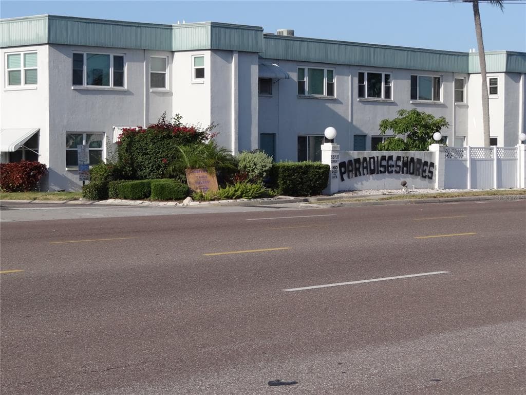 5286 81ST STREET N UNIT 11 ST PETERSBURG, FL 33709