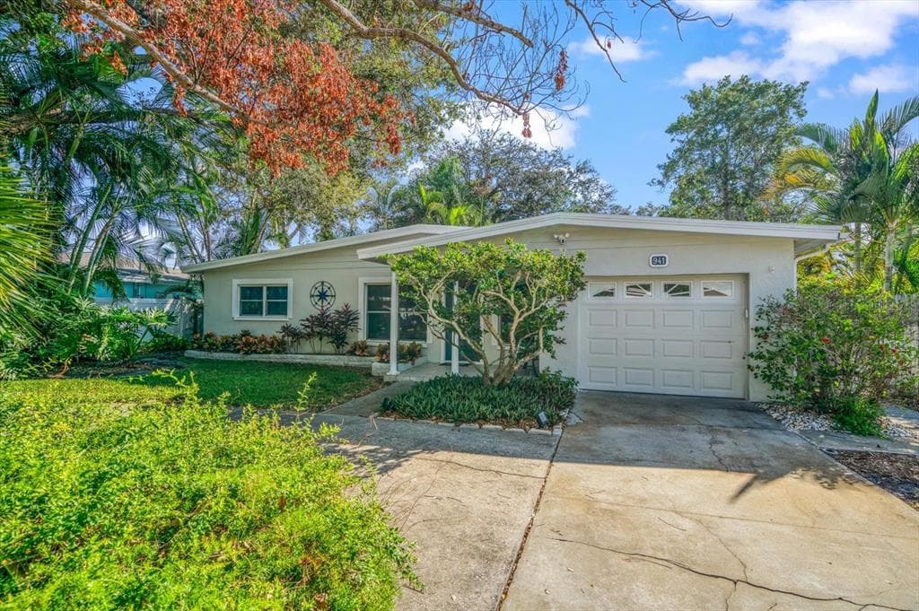 941 PALM DRIVE BELLEAIR BEACH, FL 33786