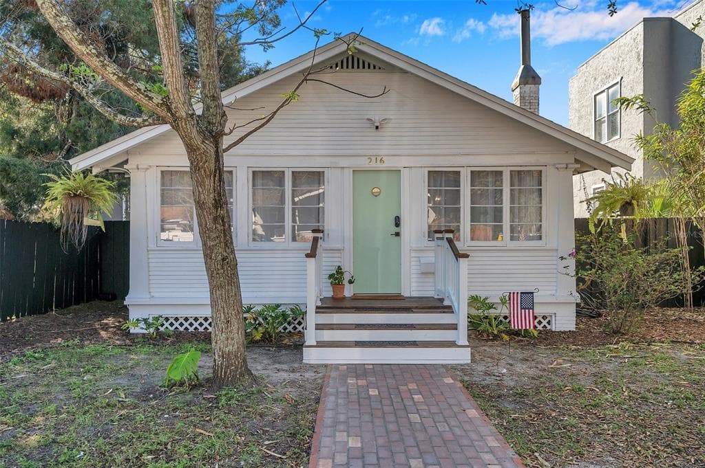 216 W WOODLAWN AVENUE