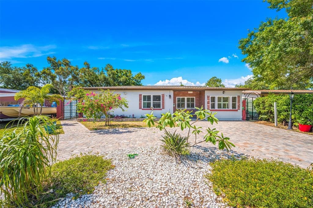 1572 77TH AVENUE N ST PETERSBURG, FL 33702