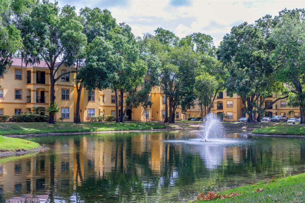 5614 PINNACLE HEIGHTS CIRCLE UNIT 107 TAMPA, FL 33624