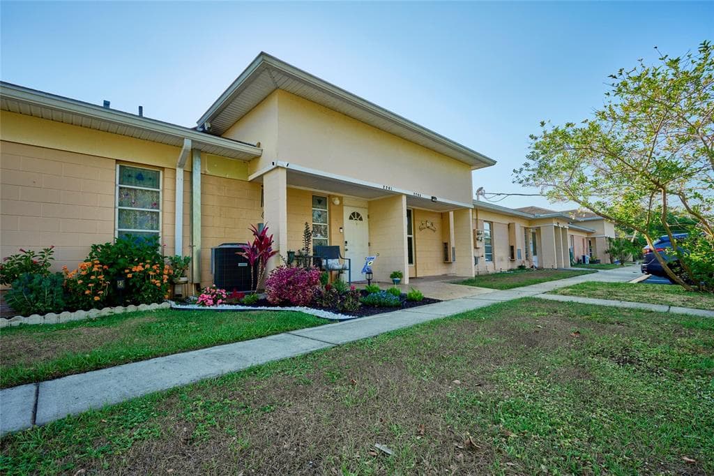 2201 CLUB CIRCLE UNIT 2201 LAKESHORE, FL 33854