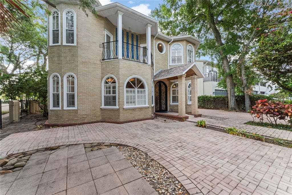 1102 S MOODY AVENUE TAMPA, FL 33629