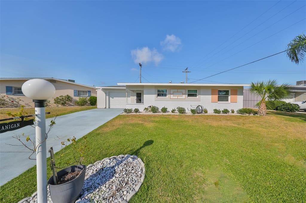 1104 N PEBBLE BEACH BOULEVARD SUN CITY CENTER, FL 33573