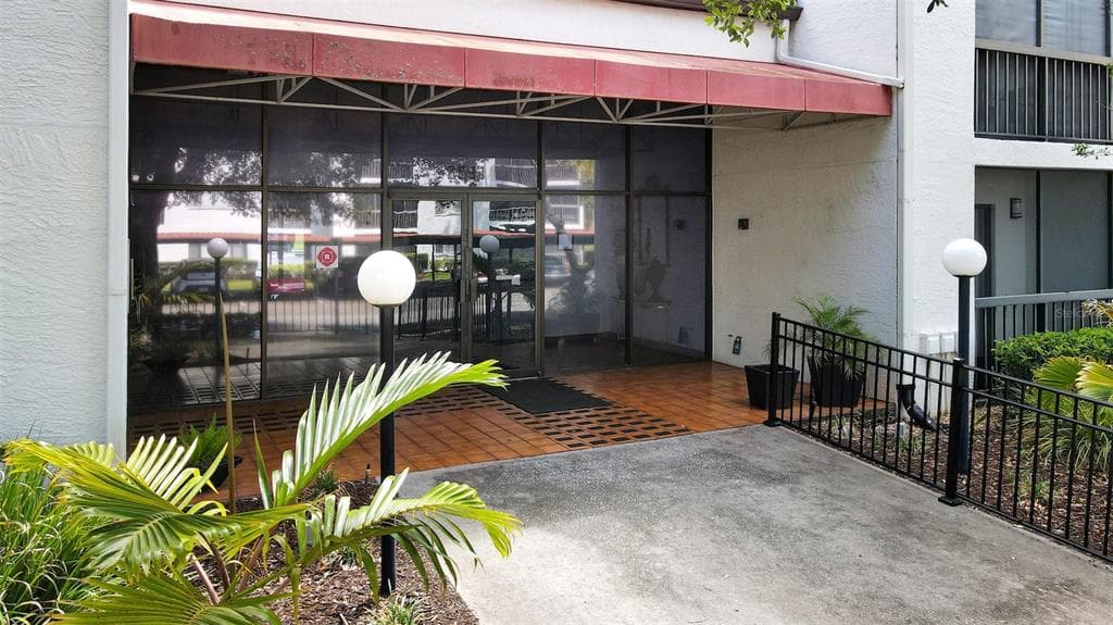2593 COUNTRYSIDE BOULEVARD UNIT 7205 CLEARWATER, FL 33761