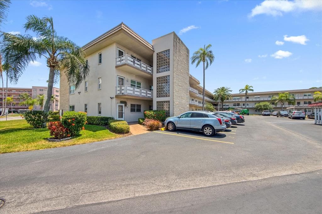 5530 80TH STREET N UNIT B108 ST PETERSBURG, FL 33709