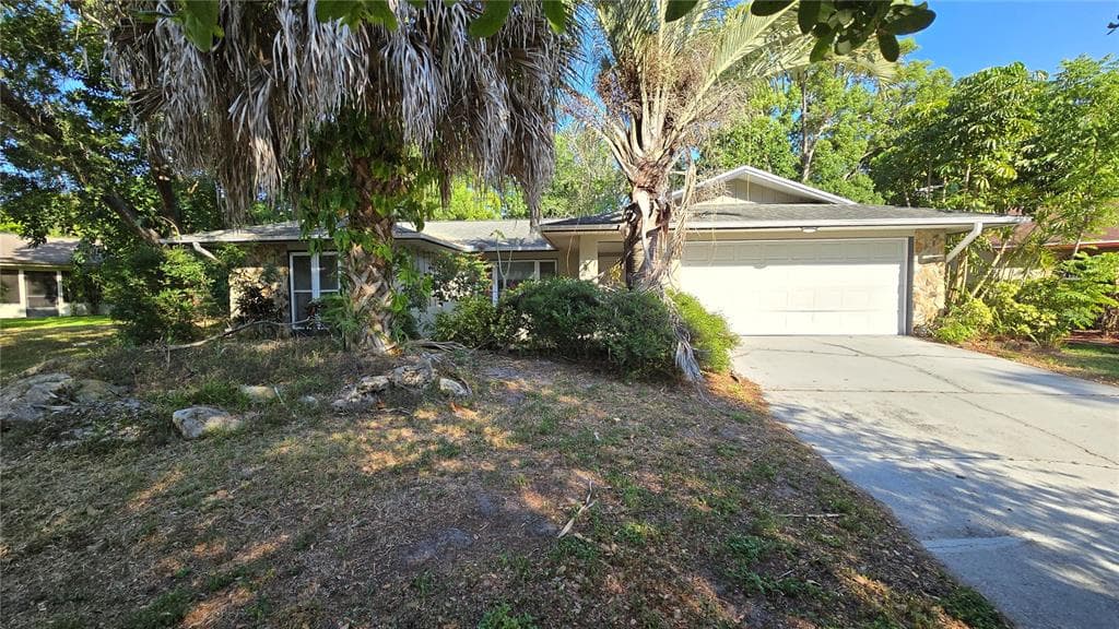 215 HOLLOW OAK COURT TARPON SPRINGS, FL 34689