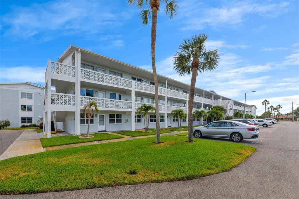 1001 77TH AVENUE N UNIT 102 ST PETERSBURG, FL 33702