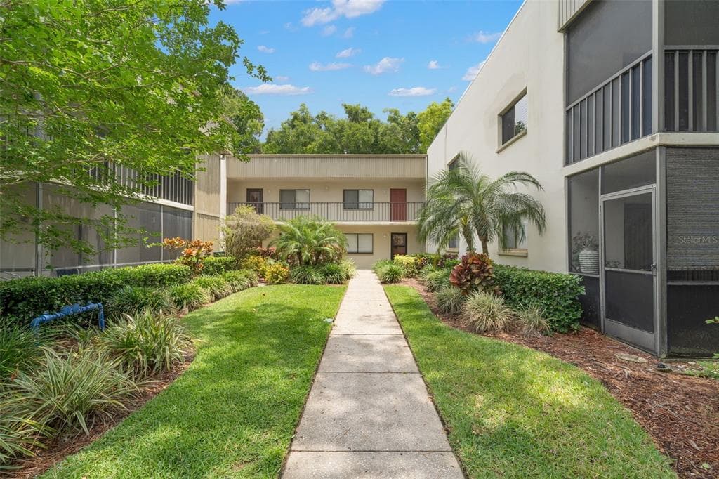 3300 FOX CHASE CIRCLE N UNIT 220 PALM HARBOR, FL 34683