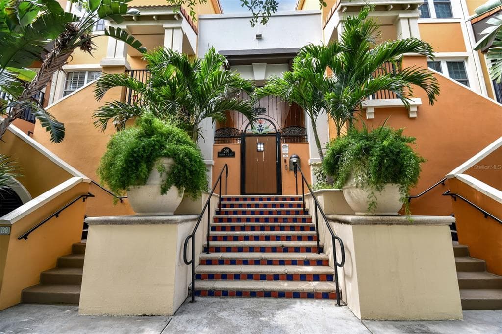 200 4TH AVENUE S UNIT 142 ST PETERSBURG, FL 33701