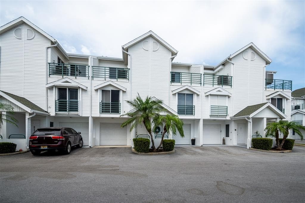320 ISLAND WAY UNIT 209 CLEARWATER BEACH, FL 33767