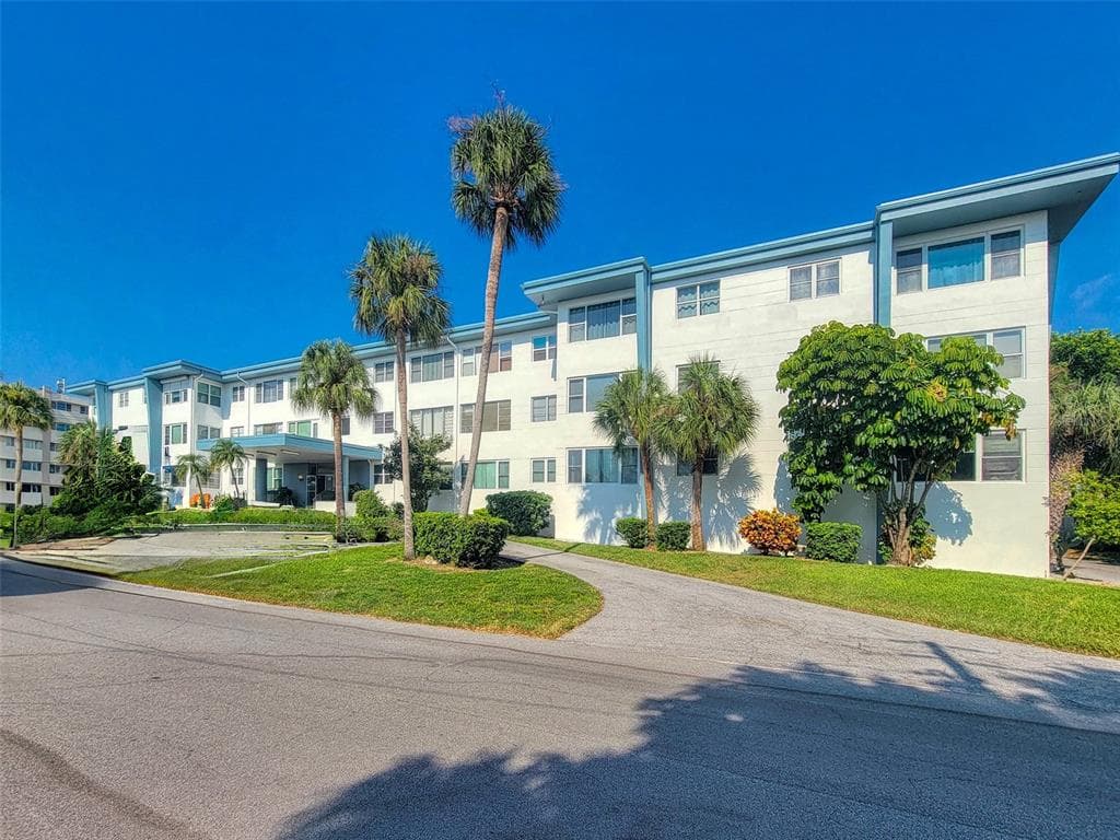 55 HARBOR VIEW LANE UNIT 204 BELLEAIR BLUFFS, FL 33770