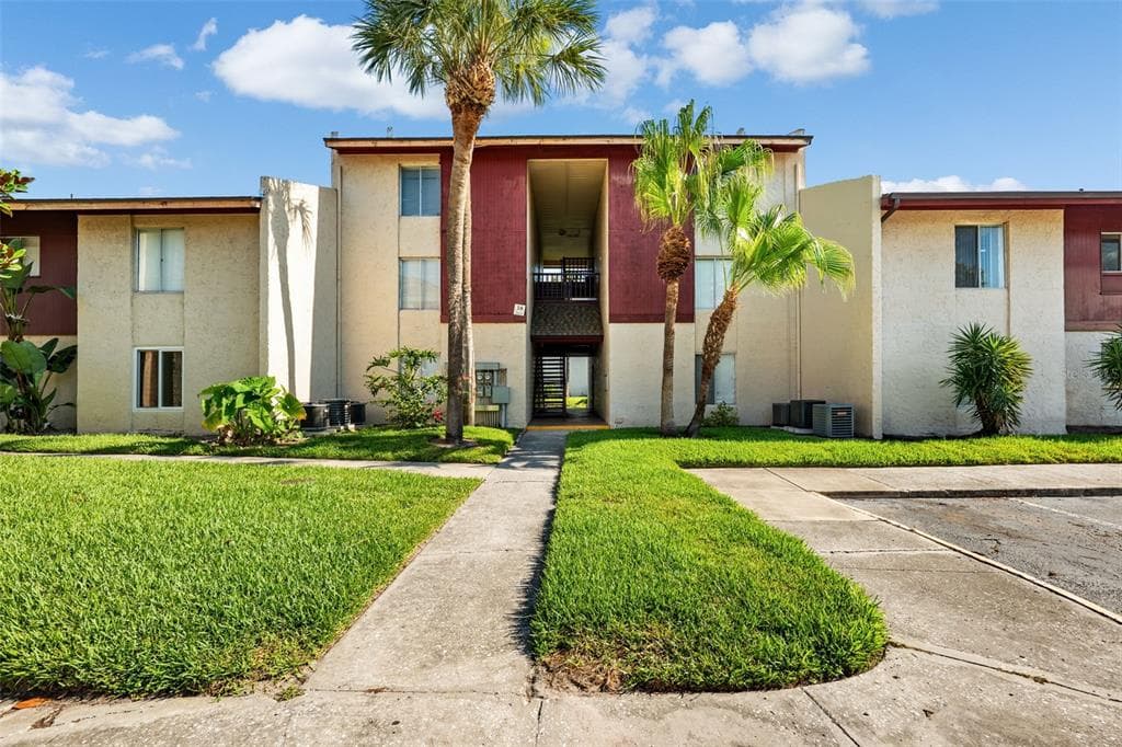 3829 S LAKE DRIVE UNIT 215 TAMPA, FL 33614
