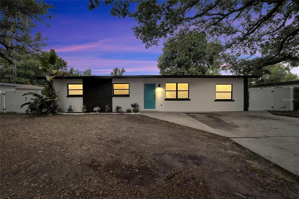 8719 N. LARKHALL PL TAMPA, FL 33604