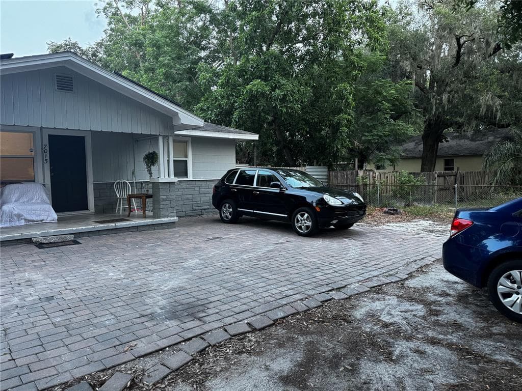 7015 N CENTER DRIVE TAMPA, FL 33604