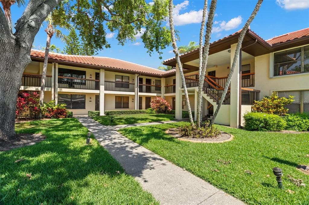 2114 HAMMOCK PINE BOULEVARD UNIT 2114 CLEARWATER, FL 33761