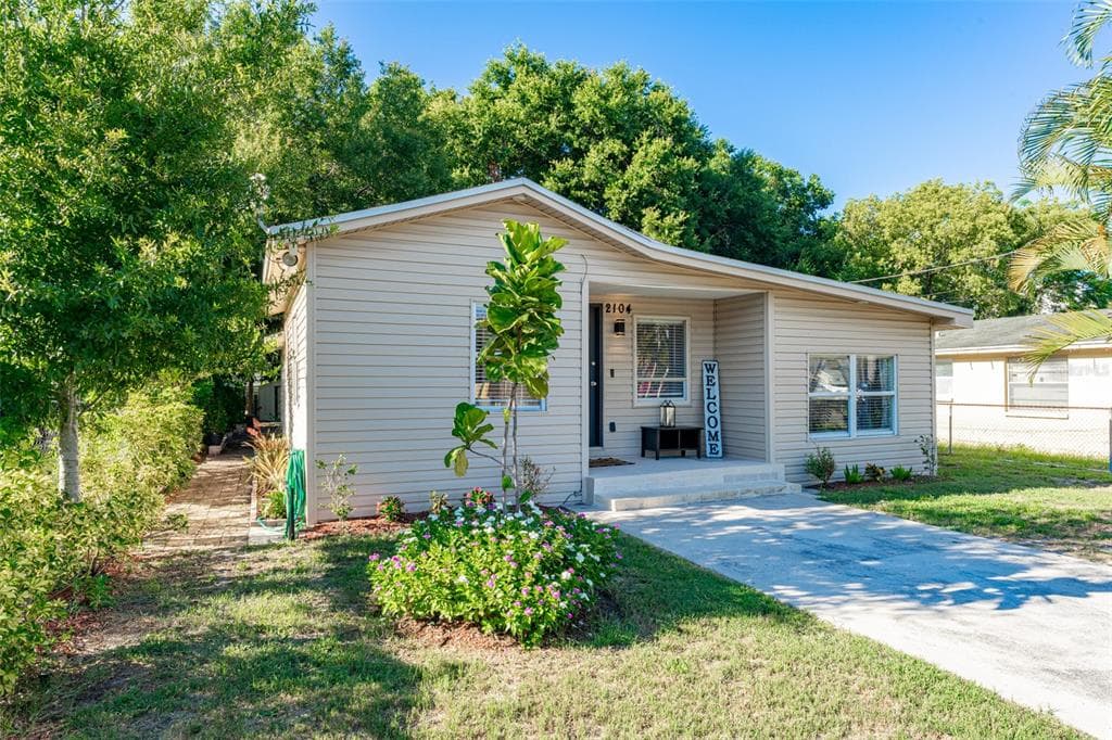 2104 E NAVAJO AVENUE TAMPA, FL 33612