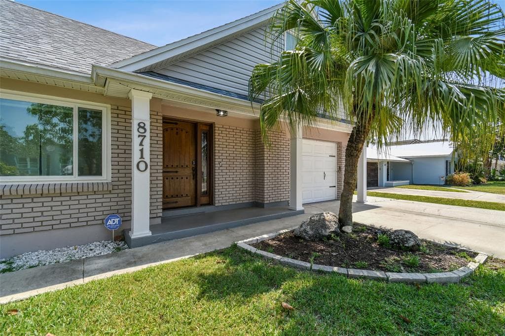 8710 THORNWOOD LANE TAMPA, FL 33615