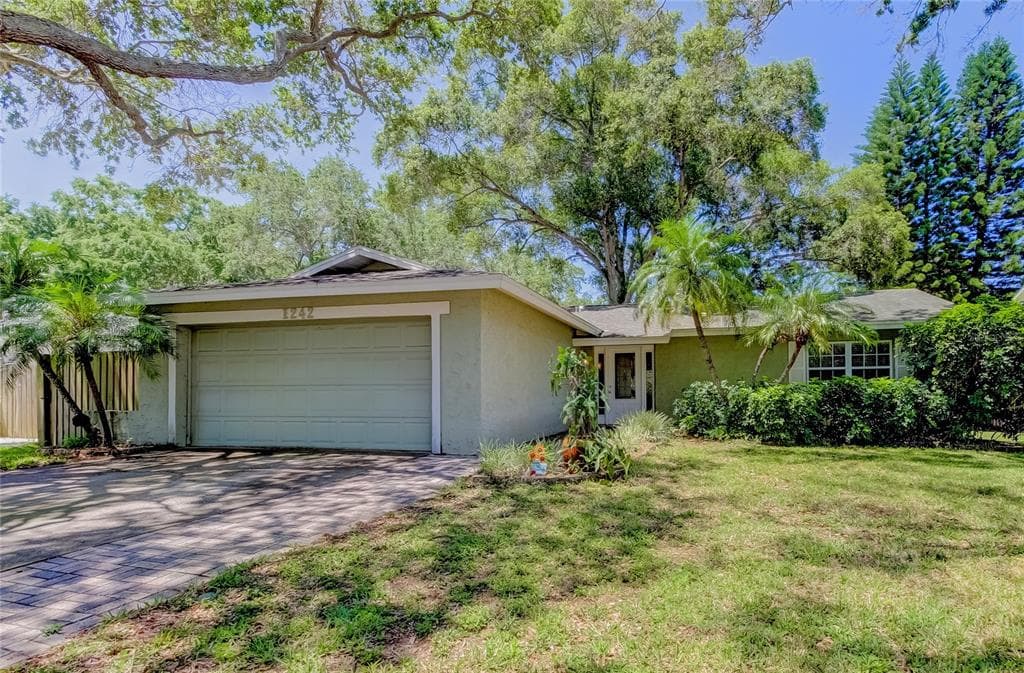 1242 MARKLEY DRIVE LARGO, FL 33770