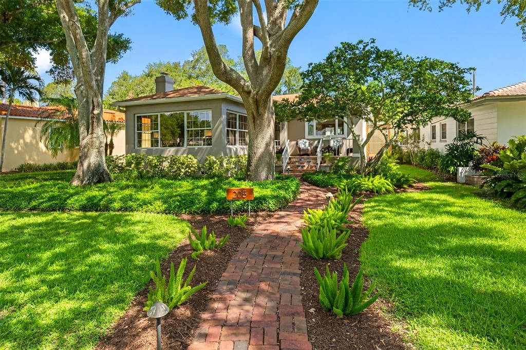 205 25TH AVENUE NE ST PETERSBURG, FL 33704