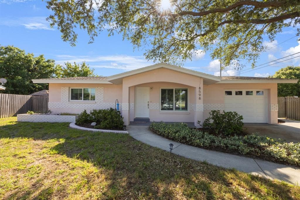 8598 FORSYTH DRIVE SEMINOLE, FL 33772