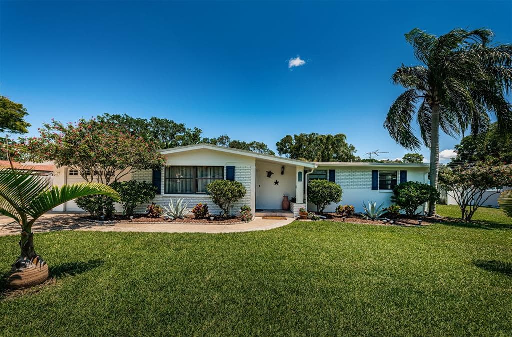 2995 PINE TREE AVENUE LARGO, FL 33771