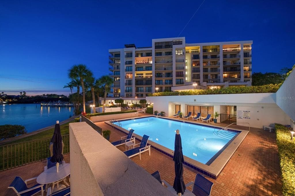 8 BELLEVIEW BOULEVARD UNIT 704 BELLEAIR, FL 33756
