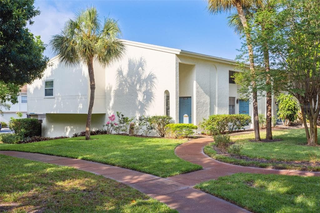 4202 LA DEGA COURT UNIT 4202 TAMPA, FL 33611