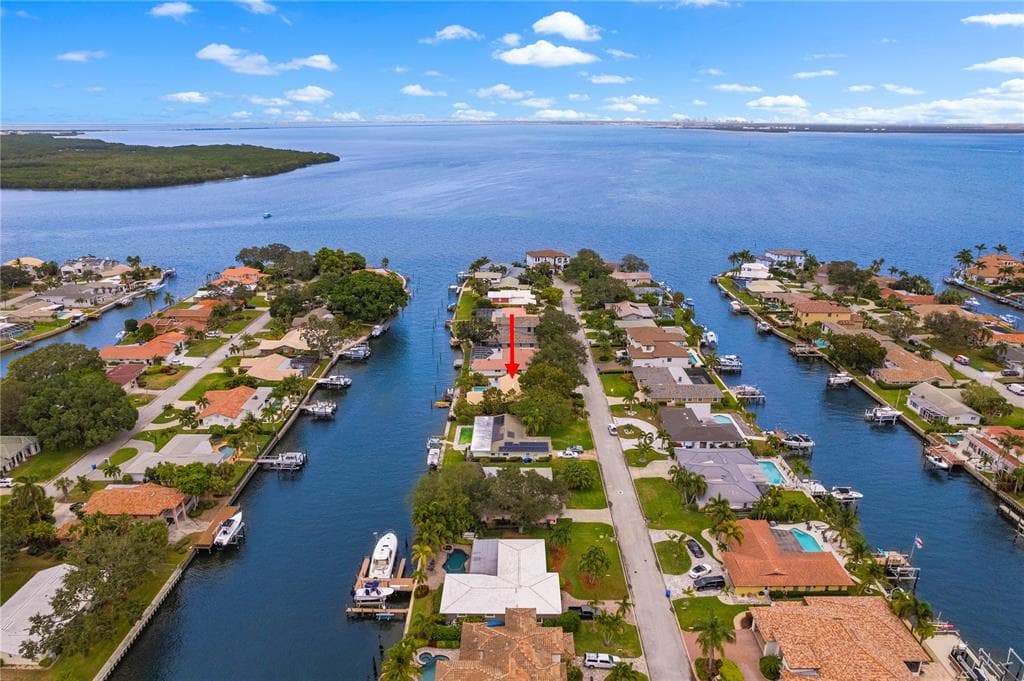 2051 ILLINOIS AVE NE ST PETERSBURG, FL 33703