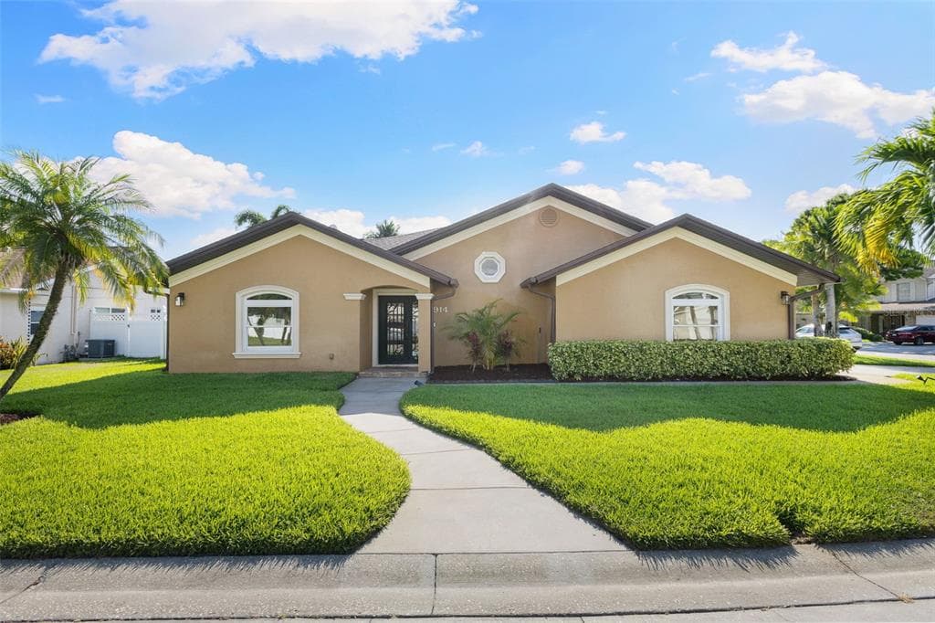 1914 GLEN LAKES CIRCLE N ST PETERSBURG, FL 33702