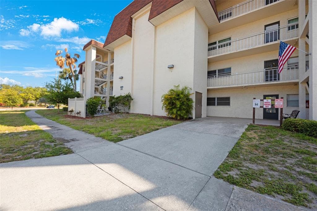 209 NE LINCOLN CIRCLE N UNIT 203