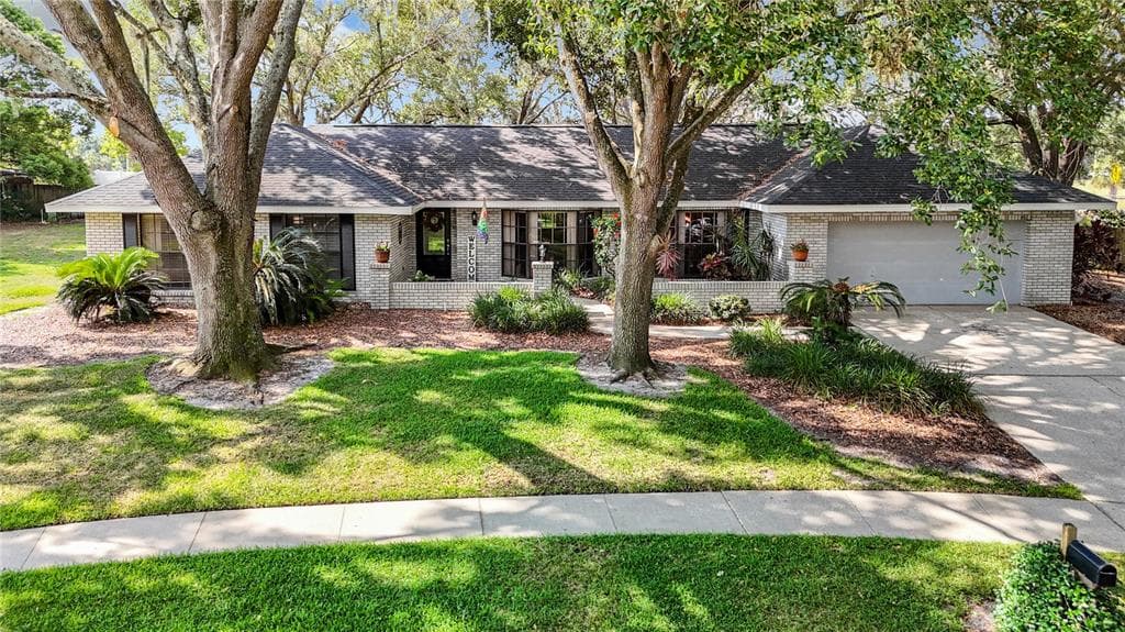 1911 CHESTNUTWOOD DRIVE