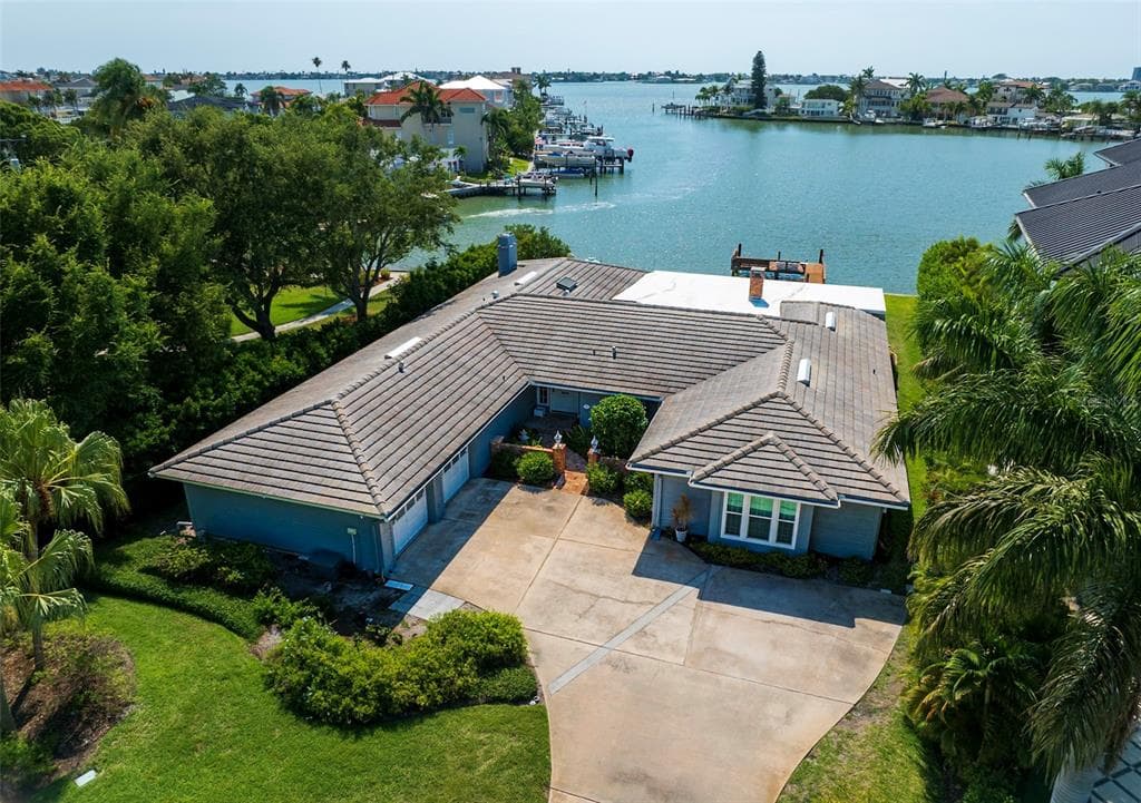 22 S PINE CIRCLE BELLEAIR, FL 33756