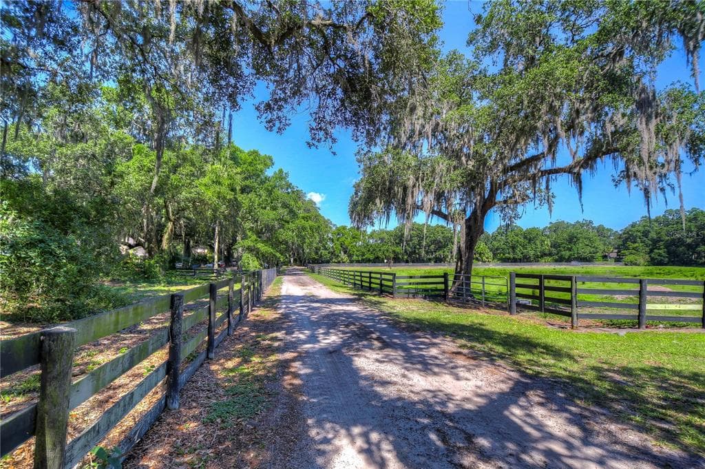 150 S SMOKEY MOUNTAIN ROAD SEFFNER, FL 33584