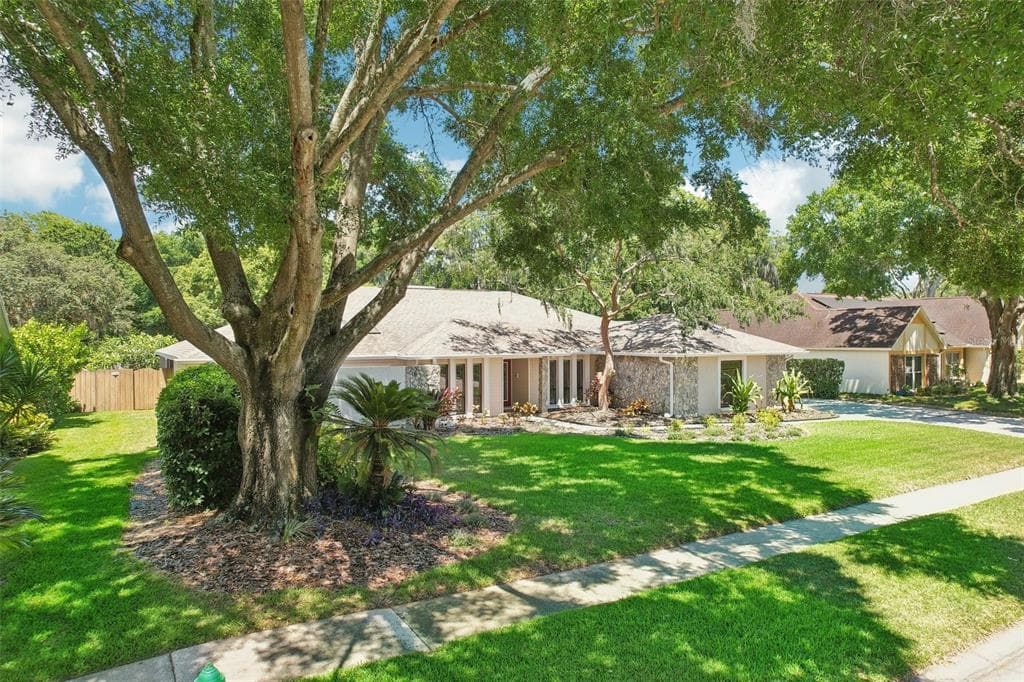 603 CRYSTAL GROVE BOULEVARD LUTZ, FL 33548