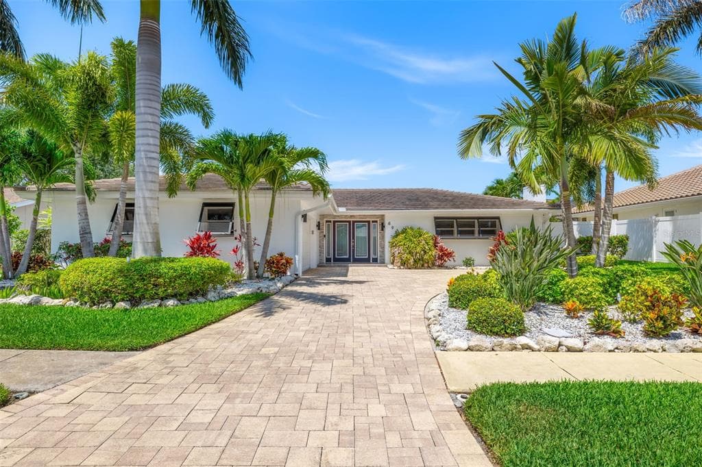 696 SNUG ISLAND CLEARWATER BEACH, FL 33767