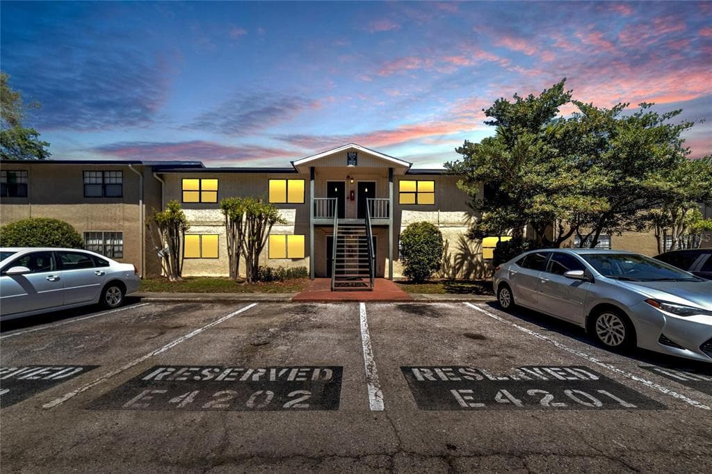 204 PINE TULIP COURT UNIT 201 TAMPA, FL 33612