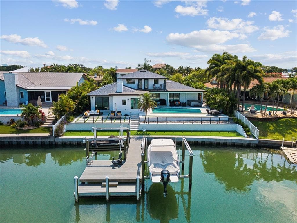 654 SNUG ISLAND CLEARWATER BEACH, FL 33767