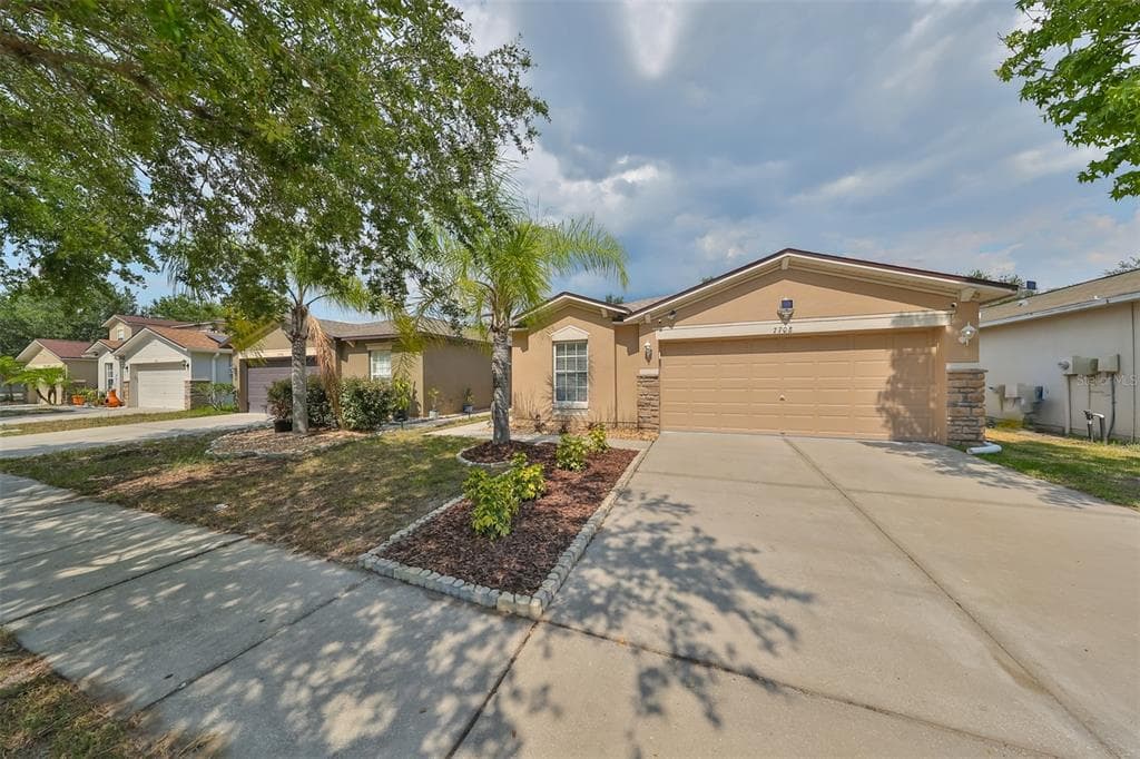 7708 CARRIAGE POINTE DRIVE GIBSONTON, FL 33534