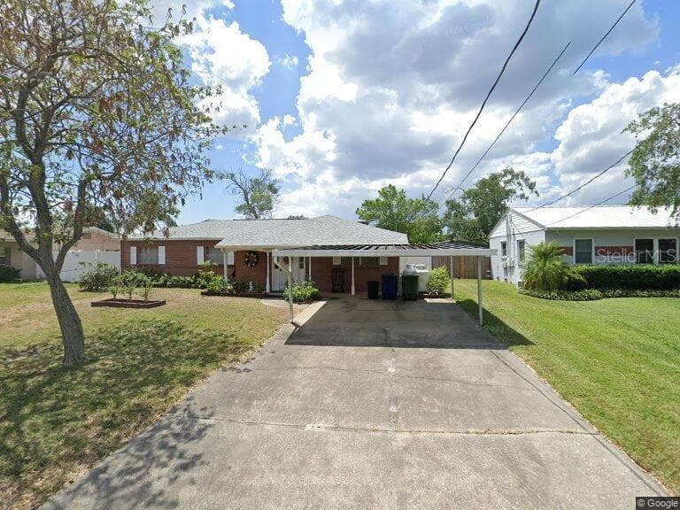 10220 N FLEETWOOD DRIVE TAMPA, FL 33612